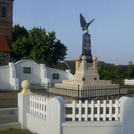 Restauriertes Kriegerdenkmal mit Adlerfigur