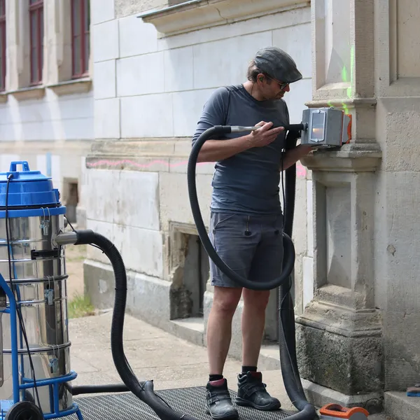 Reinigung einer Natursteinfassade mit dem Unterdruckstrahlsystem TORNADO ACS